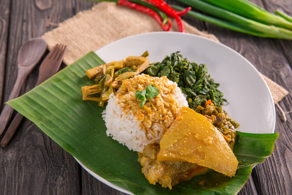 Rahasia Nikmatnya Rendang dan Sambal Ijo Khas Nasi Padang