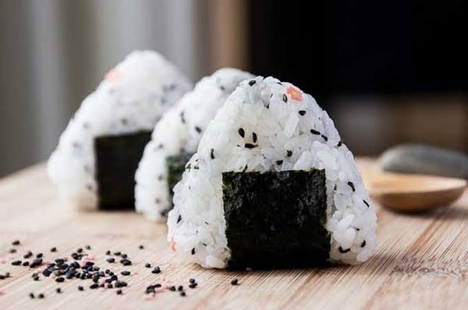 Onigiri: Segitiga Nasi yang Mengandung Cinta dan Kenangan