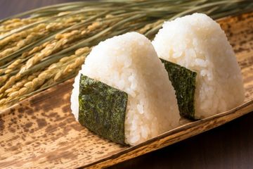 Onigiri Jepang: Gulungan Nasi Khas Jepang yang Menggoda