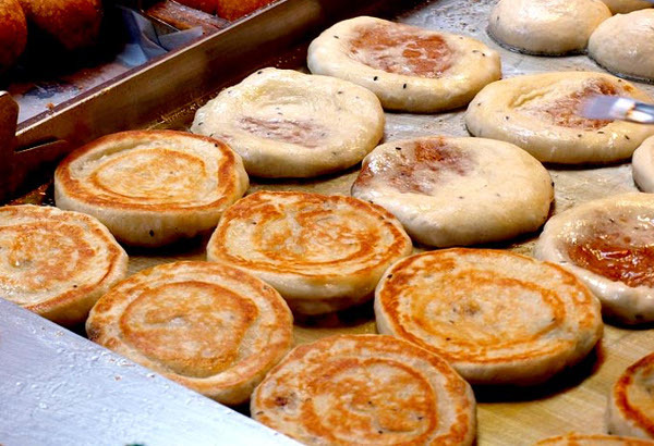 Hotteok: Pancake Manis Korea yang Menghangatkan Hari