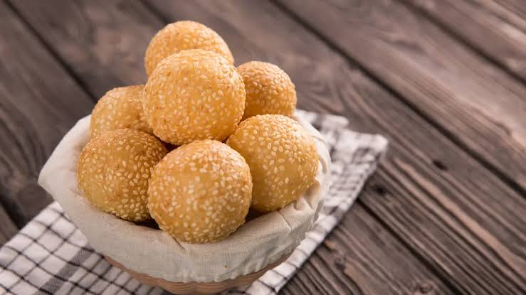Onde-Onde: Bola Kenyal yang Menyimpan Kejutan Manis