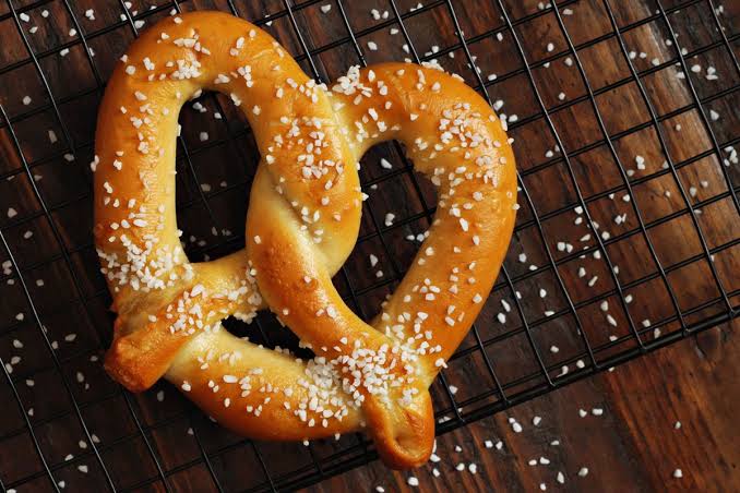 Pretzel: Si Simpul Renyah yang Menggoda di Setiap Gigitan