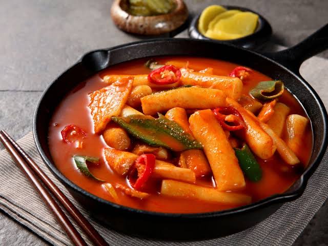 Tteokbokki: Ketika Kue Beras Kenyal Bertemu Saus Pedas